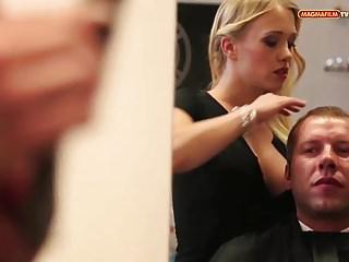 Friseusen Fick – Die schöne Schwanzgeile Blonde im Salon gefickt – Dicke Titten und harter Sex